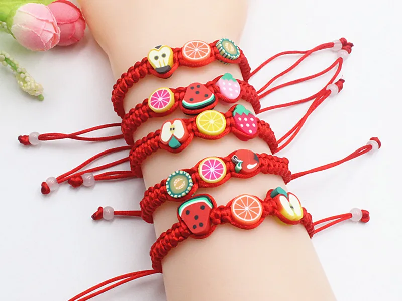 Créez des bijoux avec la boite de 12 perles fruits en pâte polymère